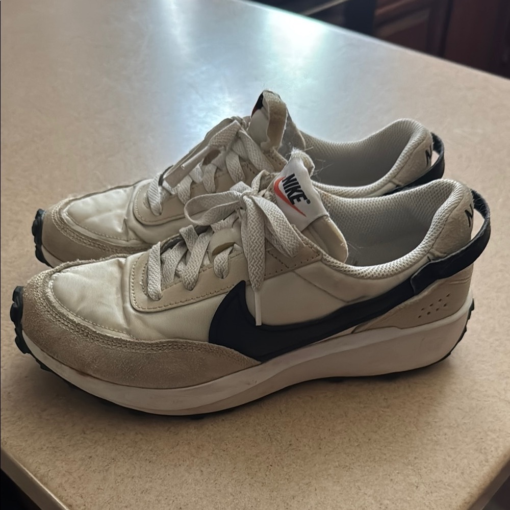 Nike White and Black Women's Sneakers size 8